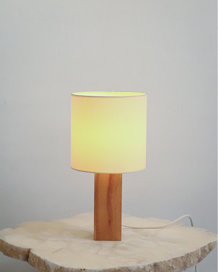 Brisa, handcrafted VORA HOUSE lamp with Californian pine